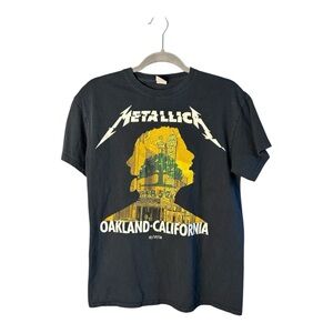 Gildan Men's Black Metallica Oakland CA Show Concert Tour Graphic T-Shirt Size M
